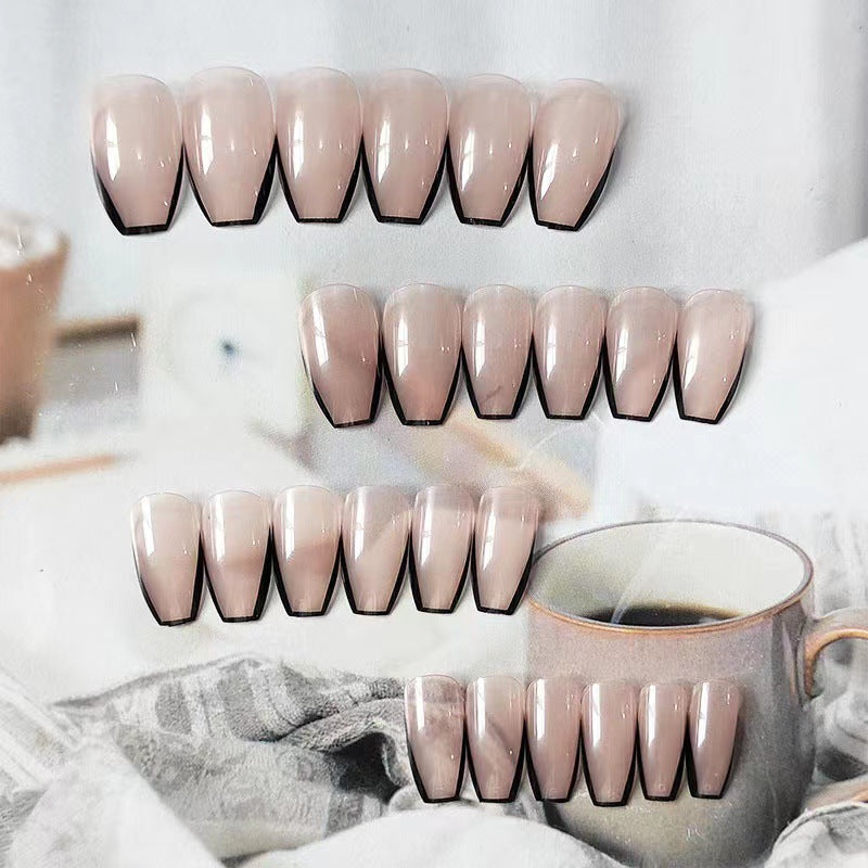 Kunstvolle Nagelverlängerungen mit eleganter French-Spitze Brehn