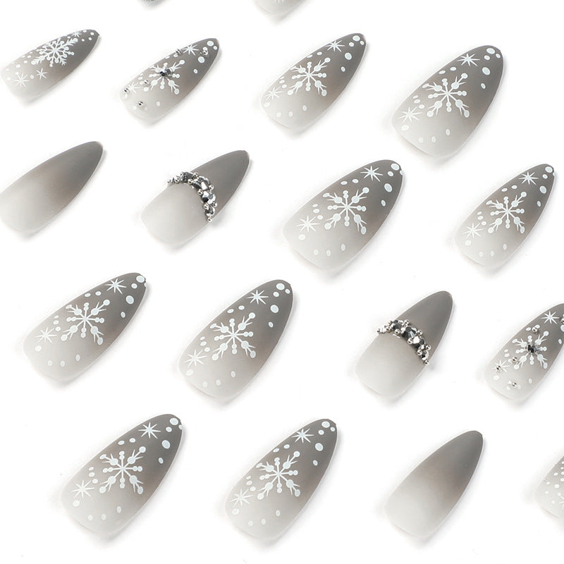 Glamouröse Nagelkunst mit Schneeflocken-Design Brehn