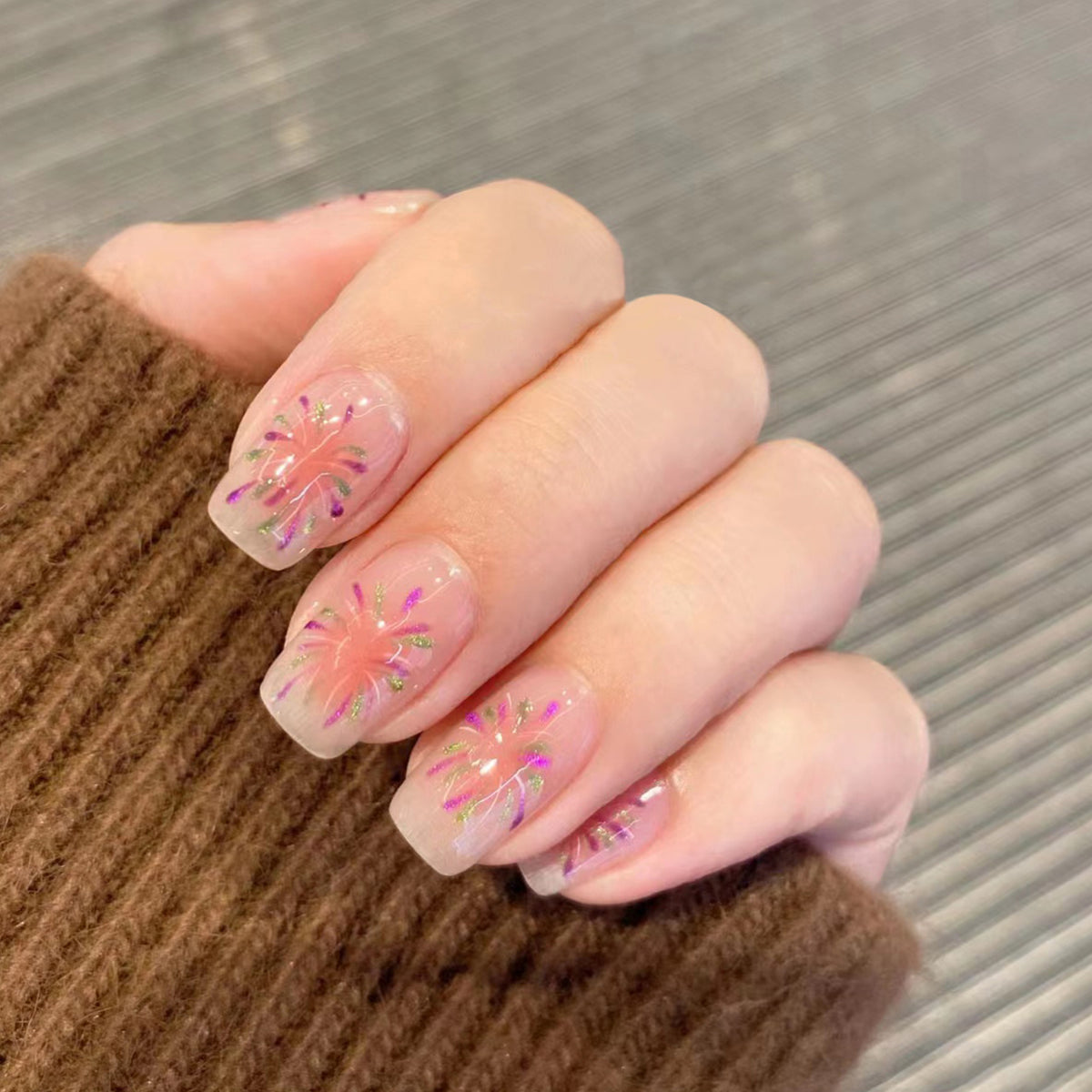 Künstliche Nagelkunst mit funkelnden Akzenten und spezieller Gestaltung Brehn