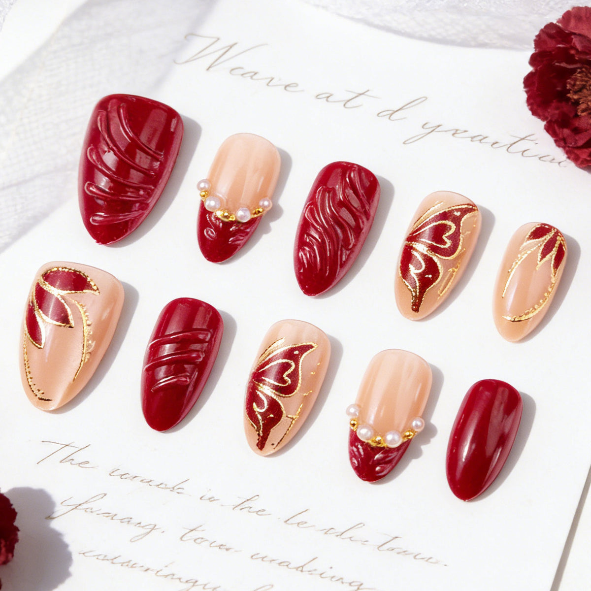 Kunstnagelset mit filigranen goldenen Verzierungen und romantischen Herzdetails Brehn