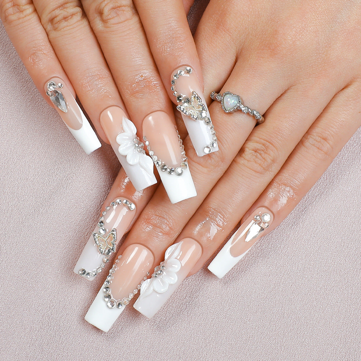 Kunstnagelset mit eleganten Glitzer- und Blütenmotiven Brehn