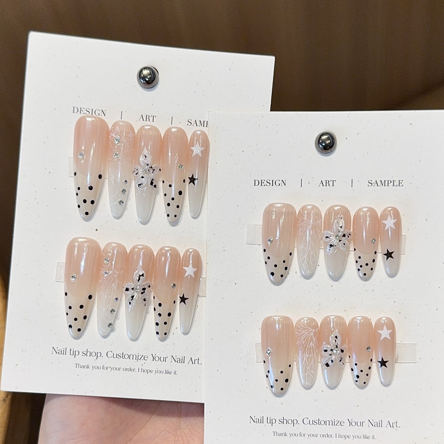 Kunstnägel Set mit Kreativen Designs und Schimmernden Akzenten Brehn