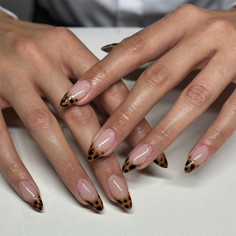 Kunstnagelset mit elegantem Leopardenmuster und goldenen Akzenten Brehn