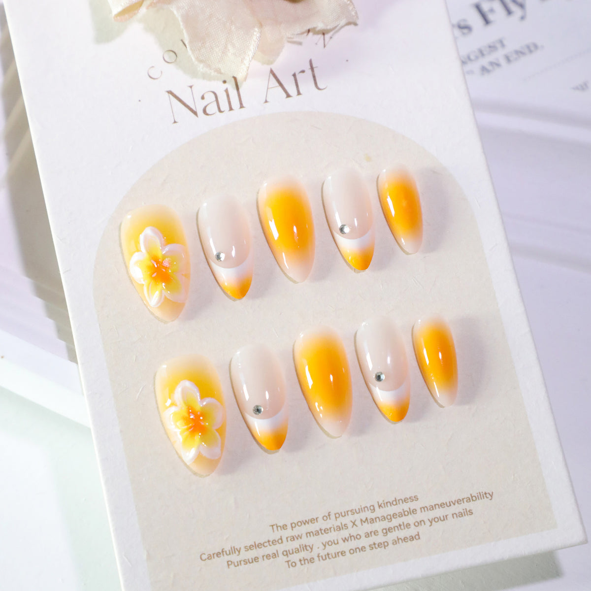 Kunstvolle Nagelverlängerungen mit zartem Ombre-Effekt und floralen Akzenten Brehn
