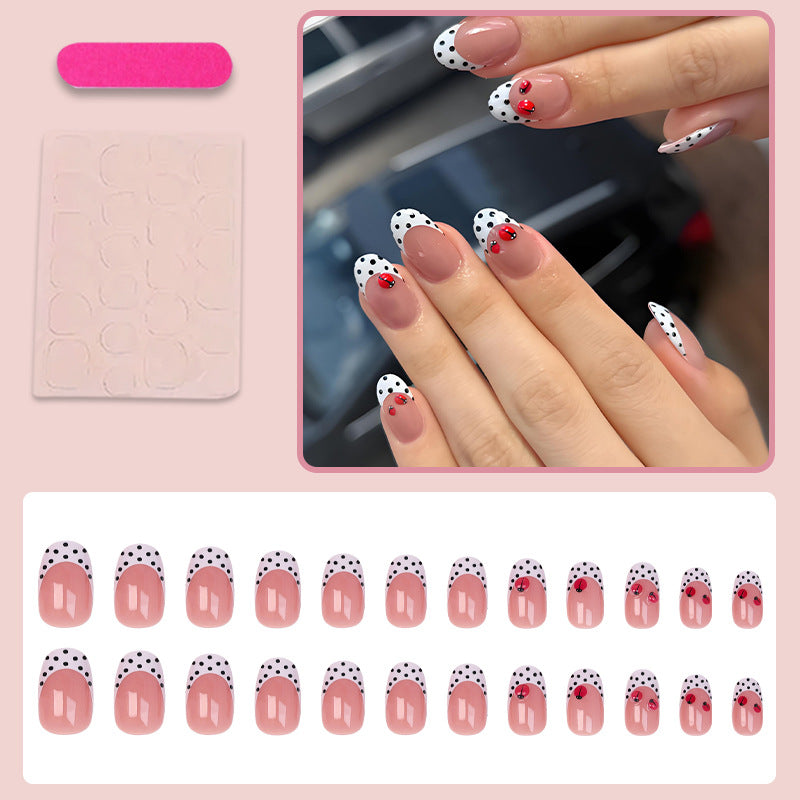 Kunstnagelset mit verspielten Punkten und auffälligen Akzenten Brehn