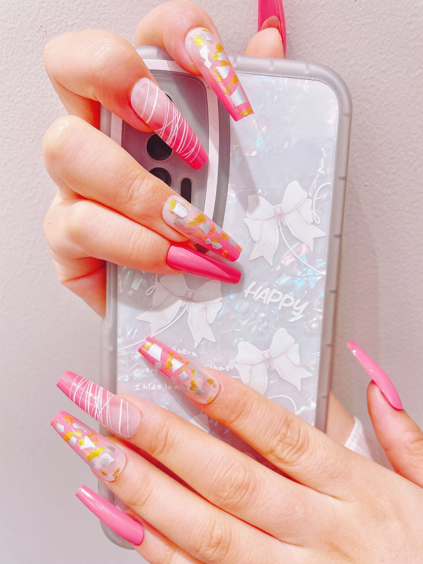 Kunstnagelset mit glitzernden Akzenten und trendigem Design Brehn
