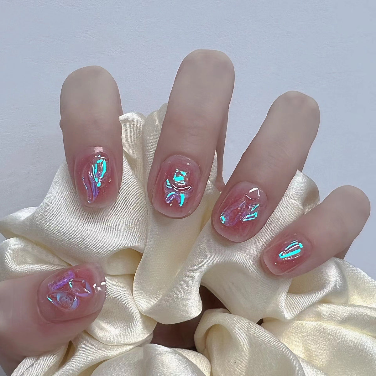 Glänzende Nagelkunst mit holografischen Akzenten Brehn