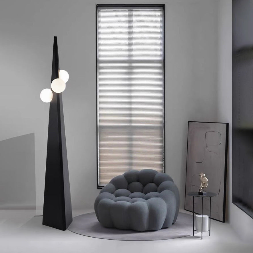 Künstlerische Dreieckige Stehlampe mit geometrischem Design
