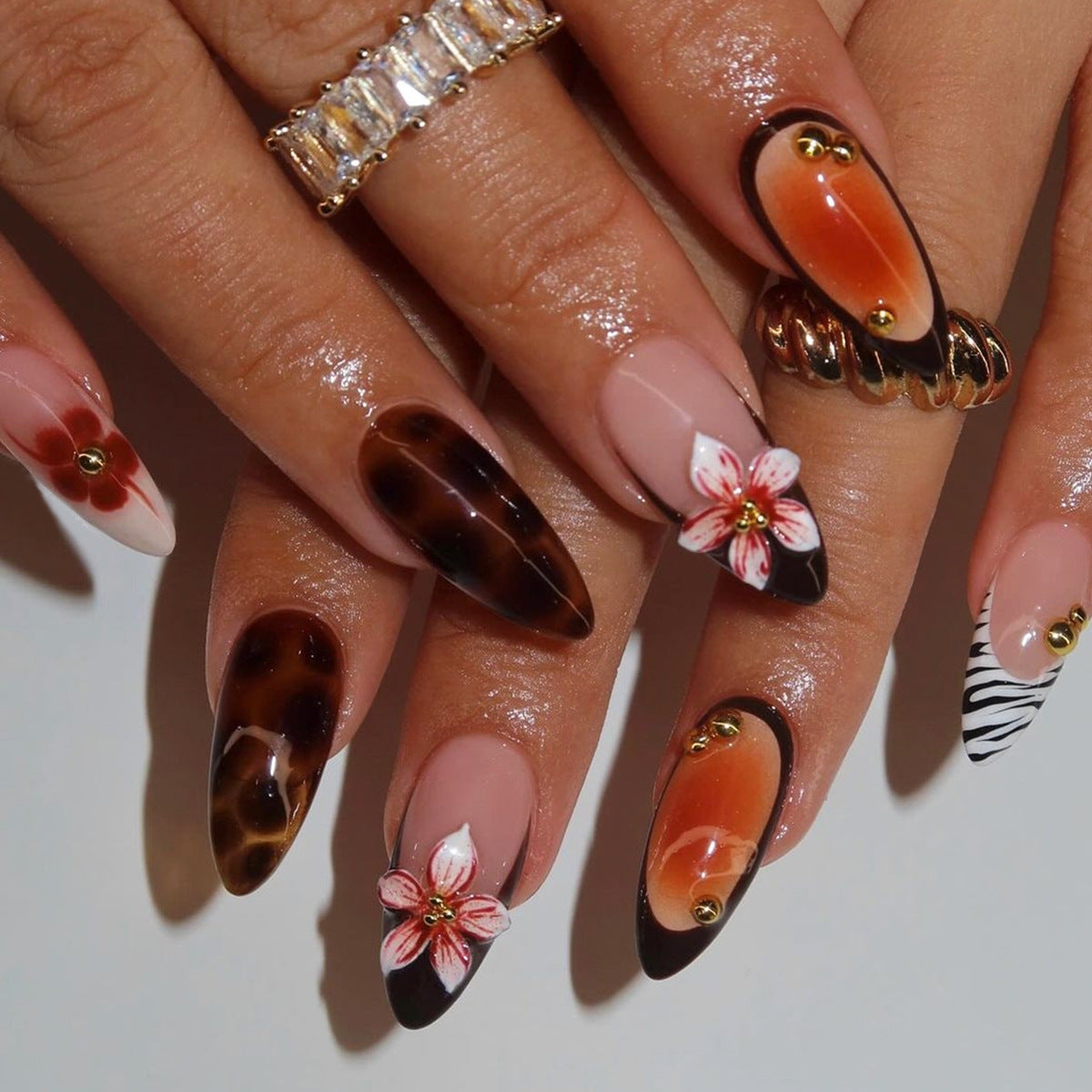Kunstnagelset mit floralen und kreativen Verzierungen Brehn