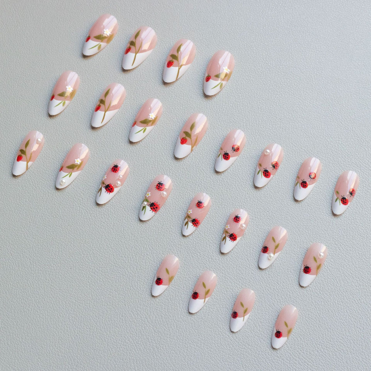 Künstlerische Marienkäfer Nagelkunst