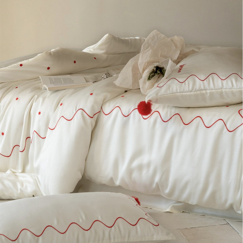 Bettwäsche-Set aus Baumwollsatin mit gewellter Stickkante und Pompon-Kissen