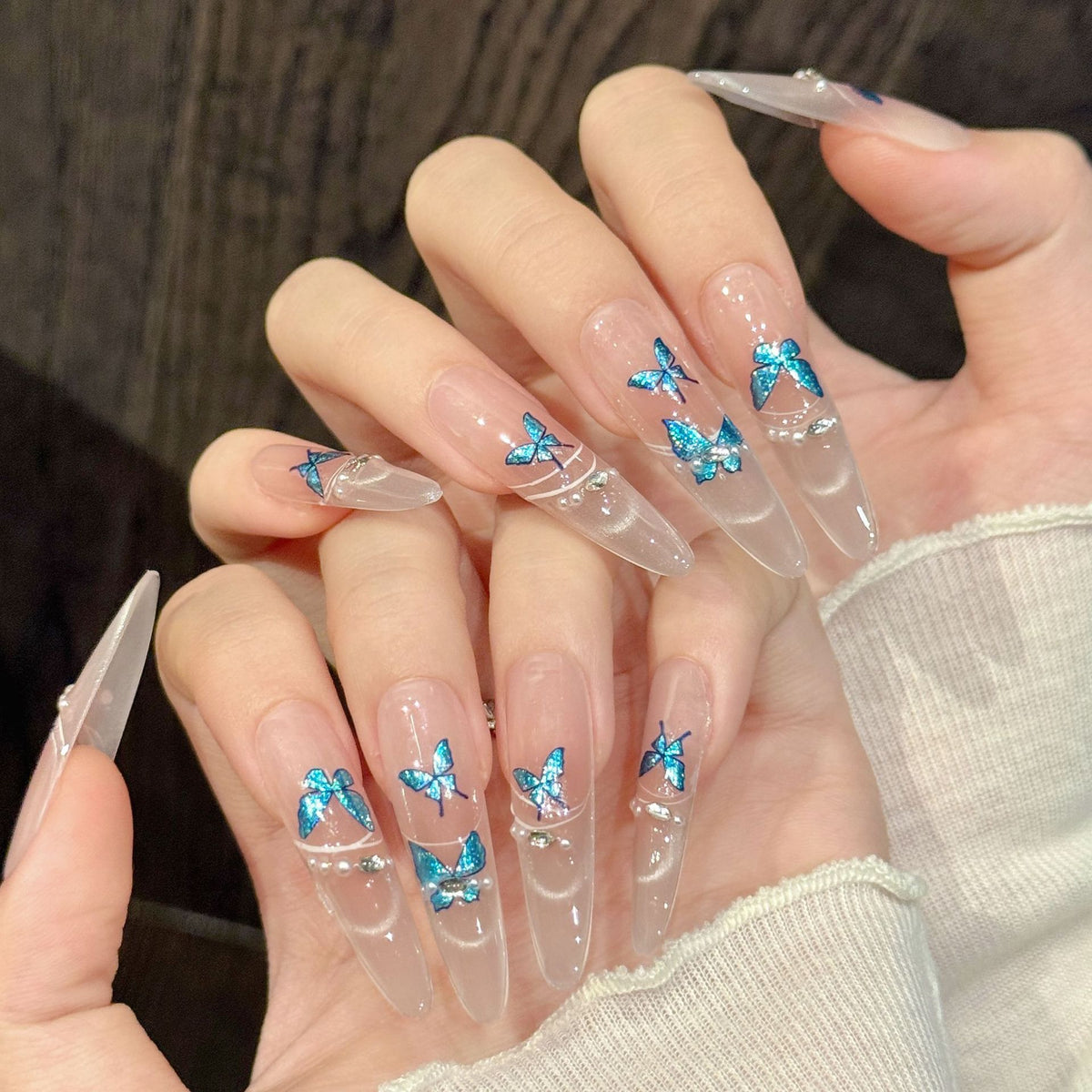 Künstlerisches Press-On-Nagelset mit Schmetterlingsakzenten