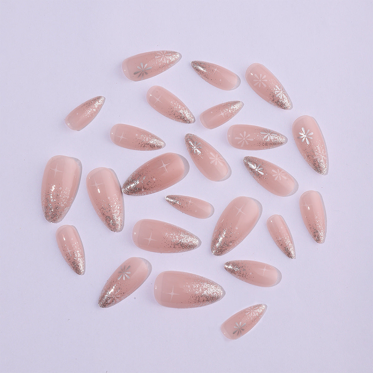 Kunstnagelset mit elegantem Glitzer-French-Design und kunstvollen Verzierungen Brehn