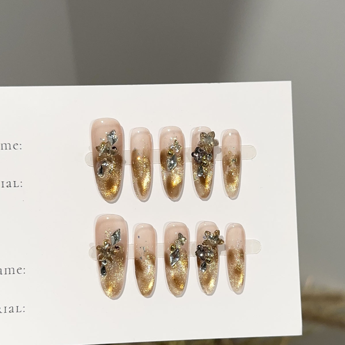 Luxuriös Glitzer Press-On Nagelset mit floralen Akzenten