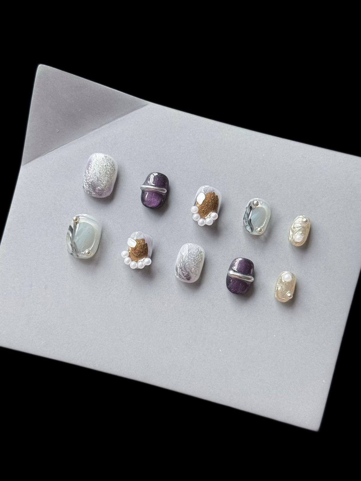 Künstlerisches Press-On Nagelkunst Set mit einzigartigen Texturen und Perlenakzenten
