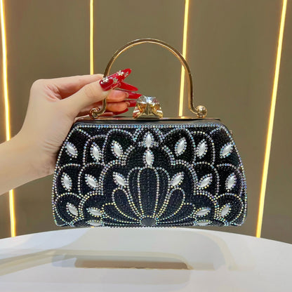 Verzierte, mit Kristallen besetzte Handtasche