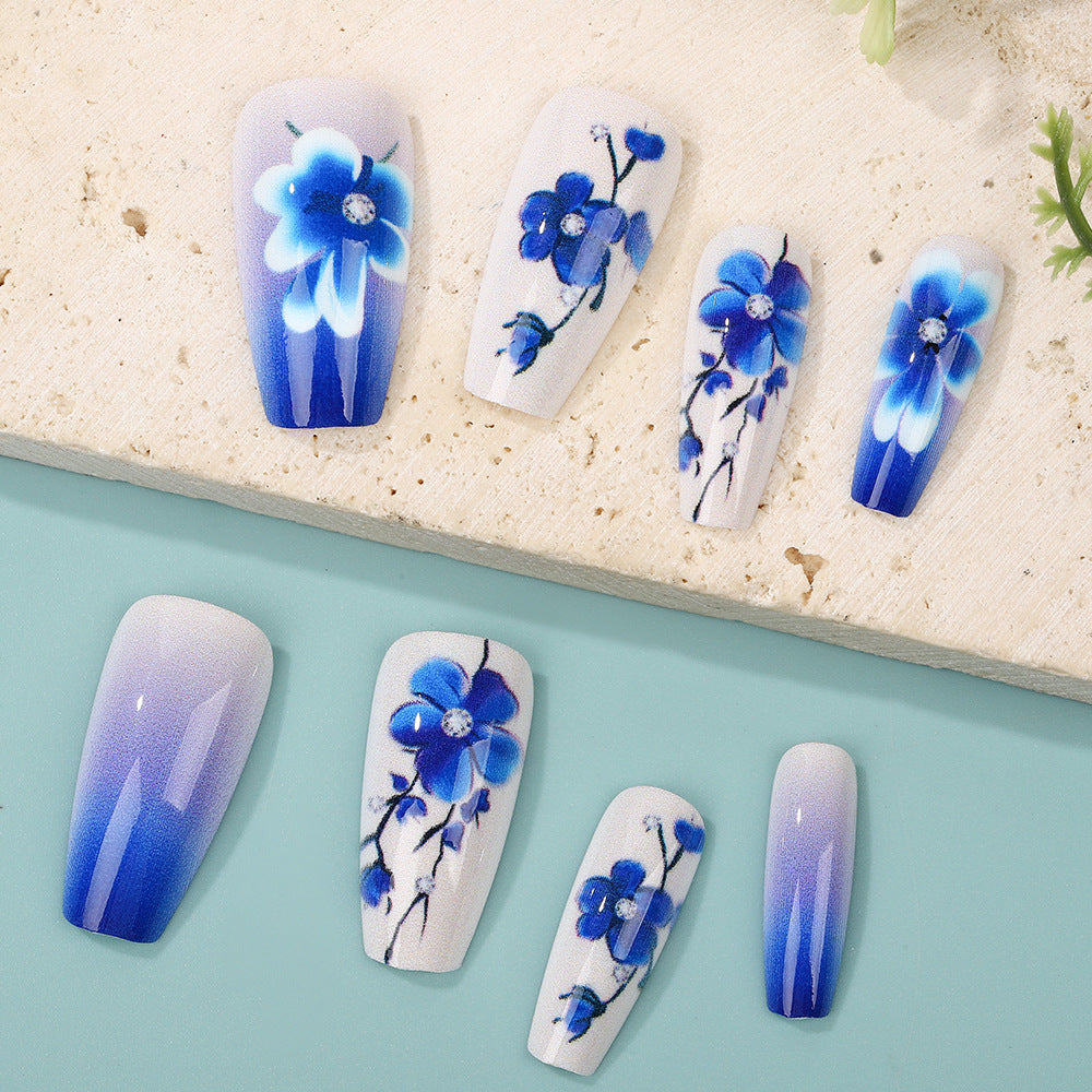 Kunstnägel mit floralen Akzenten Brehn