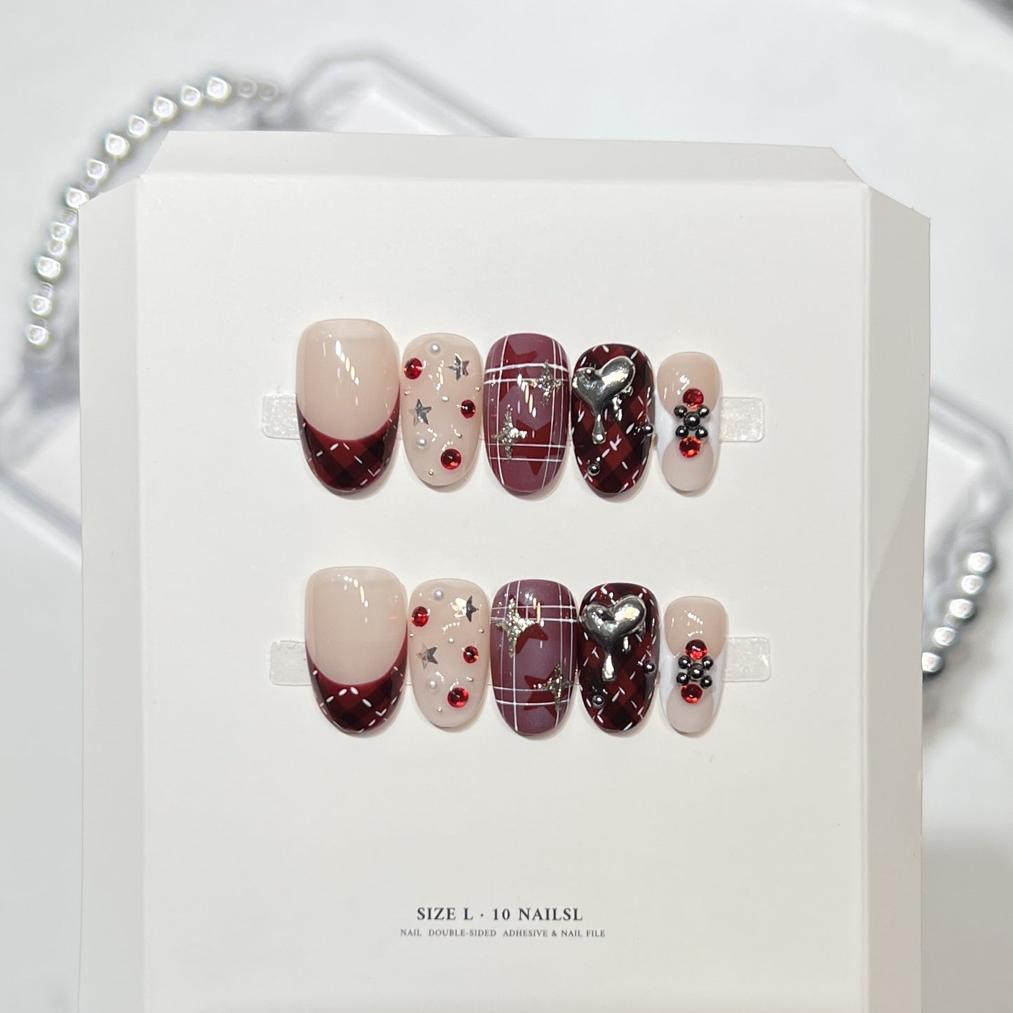 Künstlerisches Press-On-Nagelset mit elegantem floralen Design Brehn