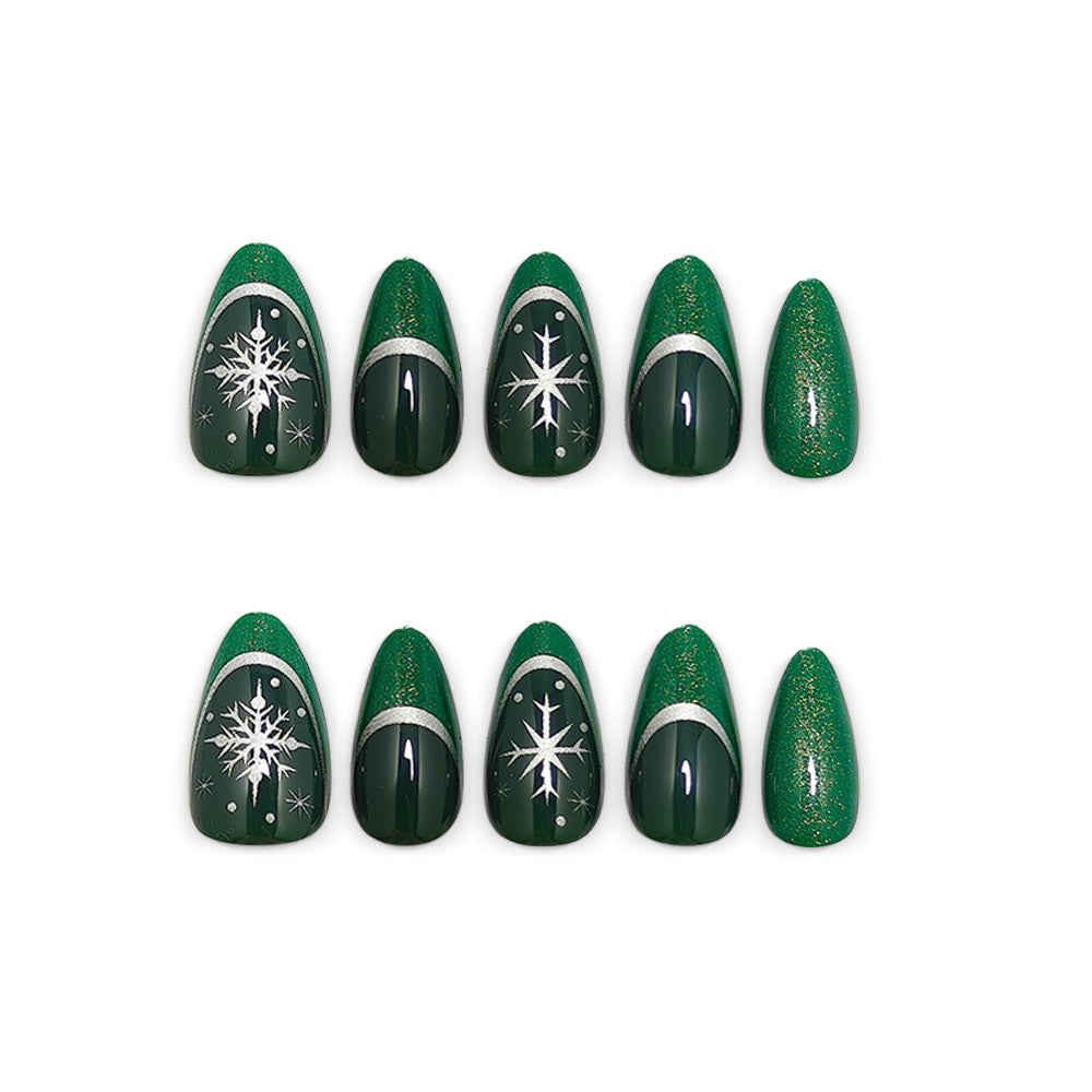 Glamouröse Kunstnägel mit Filigranen Weihnachtsdesign Brehn