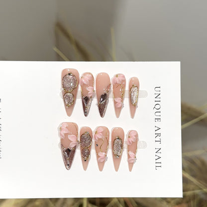 Elegantes mit Blumen verzierter Press-On Nagelkunst Set