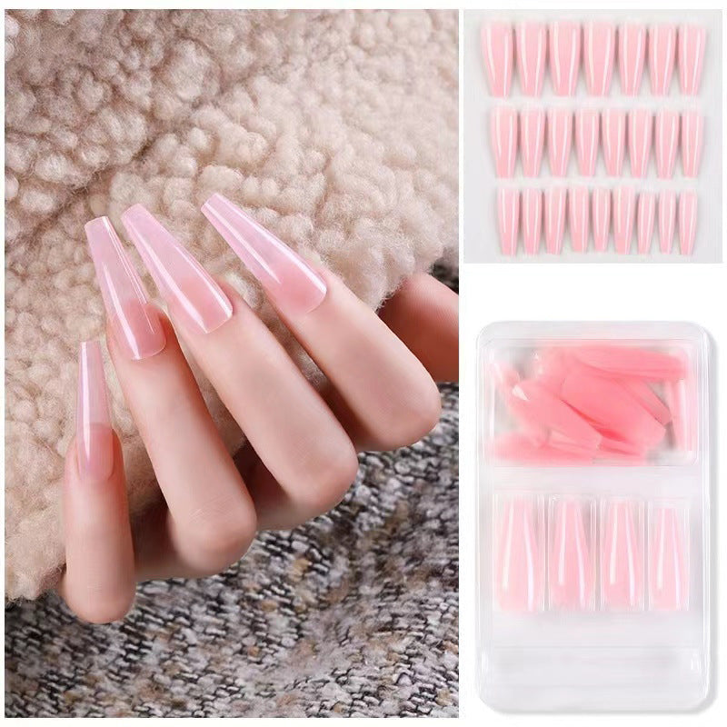 Kunstnagelset mit zartem Glanz und eleganter Form Brehn