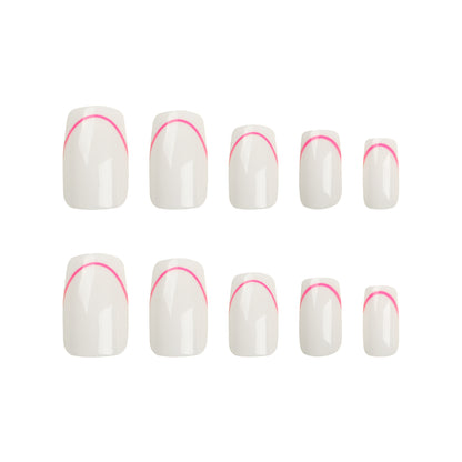 Stilvolle Kunstnägel mit elegantem French-Tip und modernen Akzenten Brehn