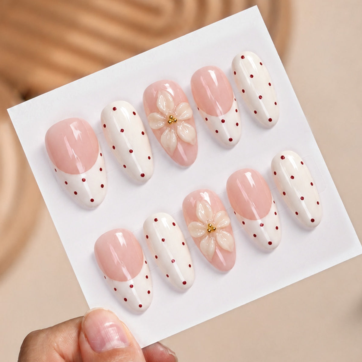 Kunstnagelset mit eleganten Blumen- und Punkten Brehn