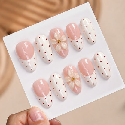 Kunstnagelset mit eleganten Blumen- und Punkten Brehn