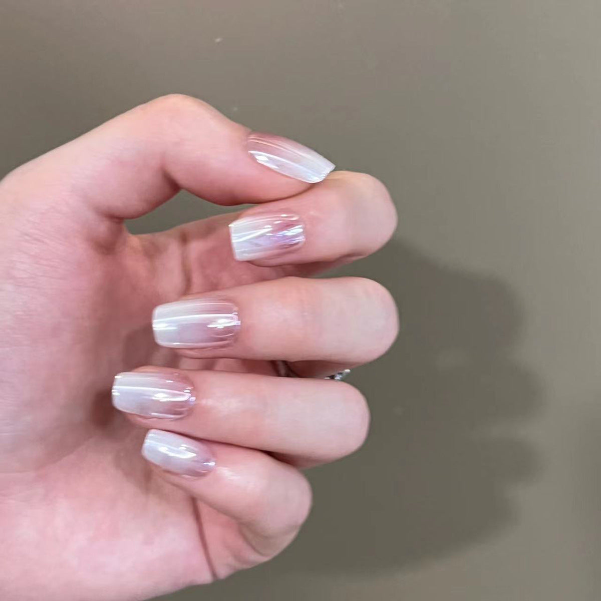 Künstliche Nagelverlängerungen im eleganten Ombre-Design Brehn