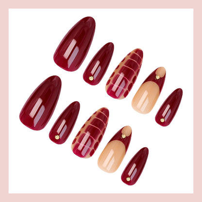 Kunstnagelset mit eleganten goldenen Akzenten und trendigem Design Brehn