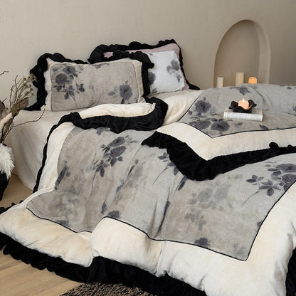 Mikrofleece-Bettwäschegarnitur mit floraler Samtoptik, Volantkissen und extraweicher Kuscheloberfläche