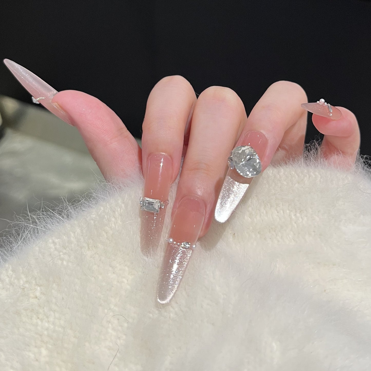 Dekorativer Stiletto Press-On Nagelkunstset mit Strassdetails Brehn
