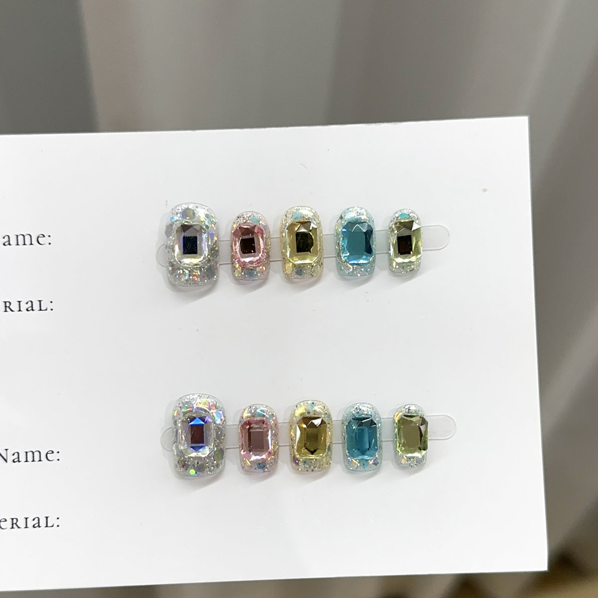 Luxuriöses mit Edelsteinen verziertes Nagelkunstset