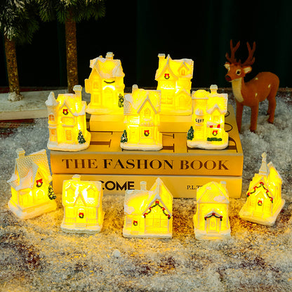 Beleuchtetes Weihnachtsdorfhaus mit festlicher Dekoration Brehn