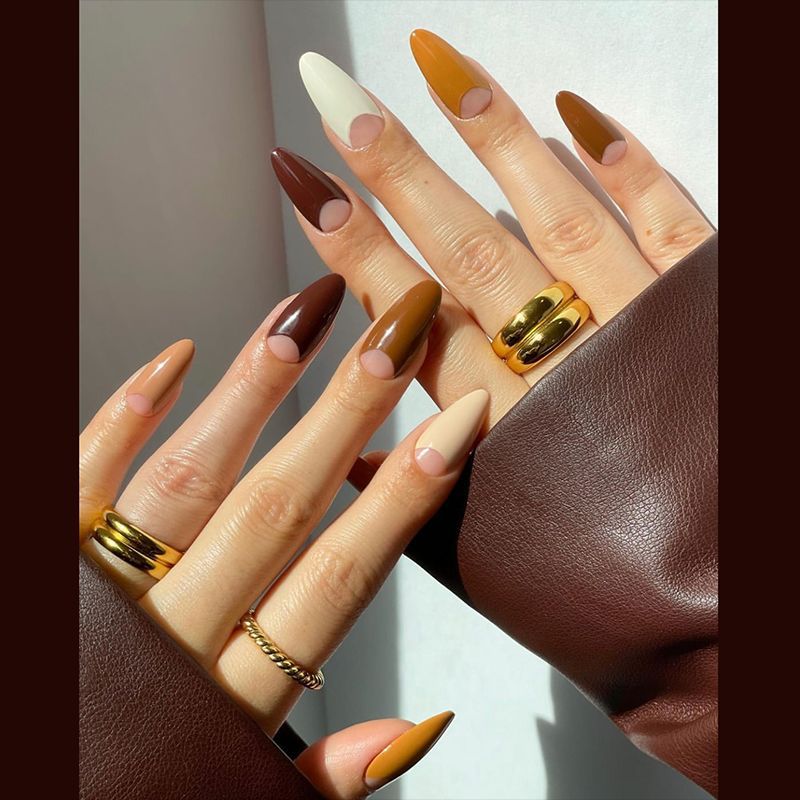 Elegantes Stiletto Press-On Nagelset mit einzigartigen französischen Tipps Brehn