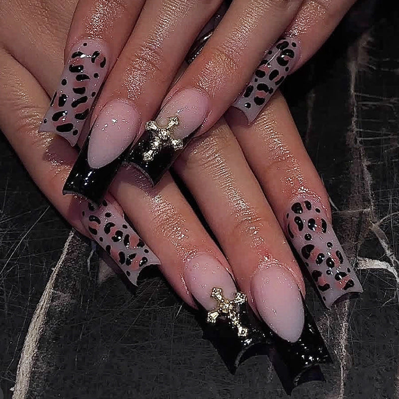 Kunstnagelset mit ästhetischen Akzenten und eleganten Designs Brehn