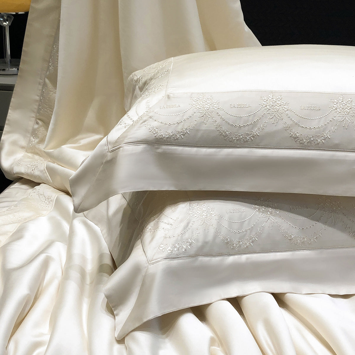 Satin-Bettbezug- und Kissenhüllen-Set mit feiner Jacquard-Stickerei und Hotelfinish