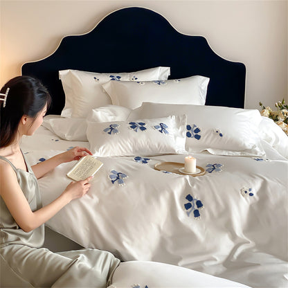 Bestickte Baumwollsatin-Bettwäsche-Garnitur mit dezenten blauen Blumenmotiven