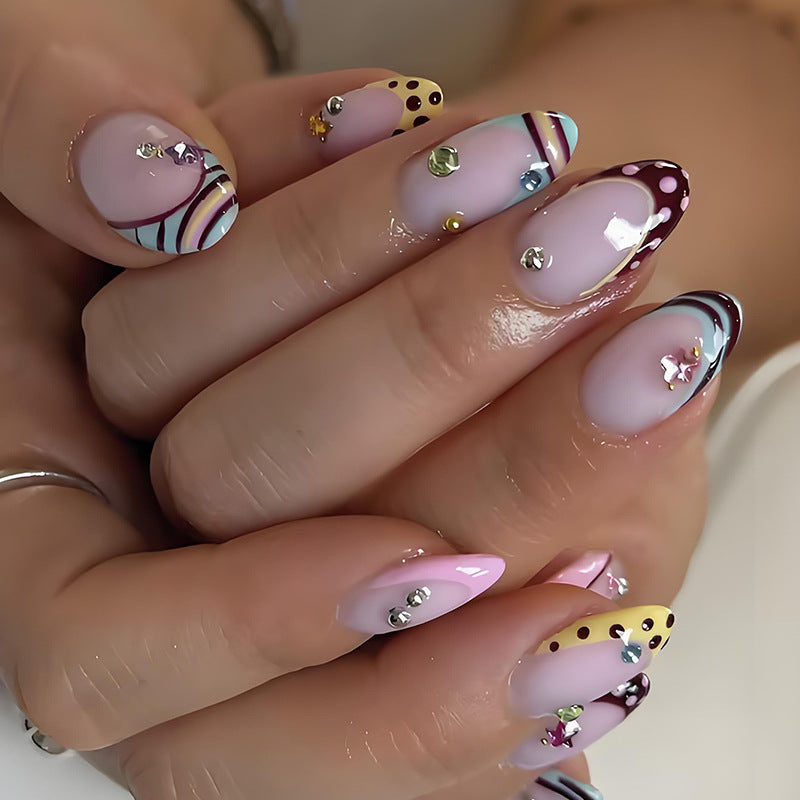 Kunstnagelset mit farbenfrohen Akzenten und 3D-Verzierungen Brehn