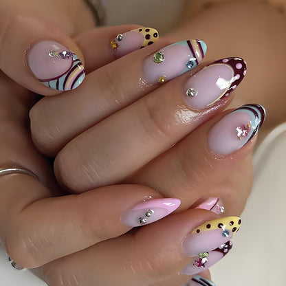 Kunstnagelset mit farbenfrohen Akzenten und 3D-Verzierungen Brehn