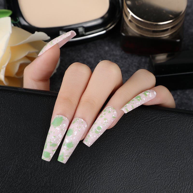Kunstnägel mit künstlerischem Splatter-Design Brehn