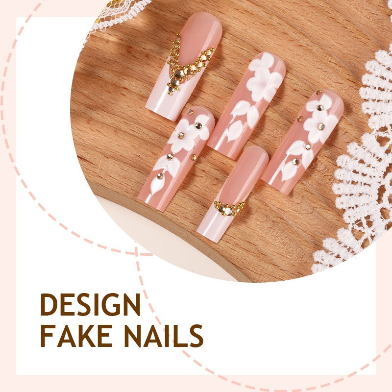 Kunstnagelset mit raffinierten Blüten- und Glitzerelementen Brehn