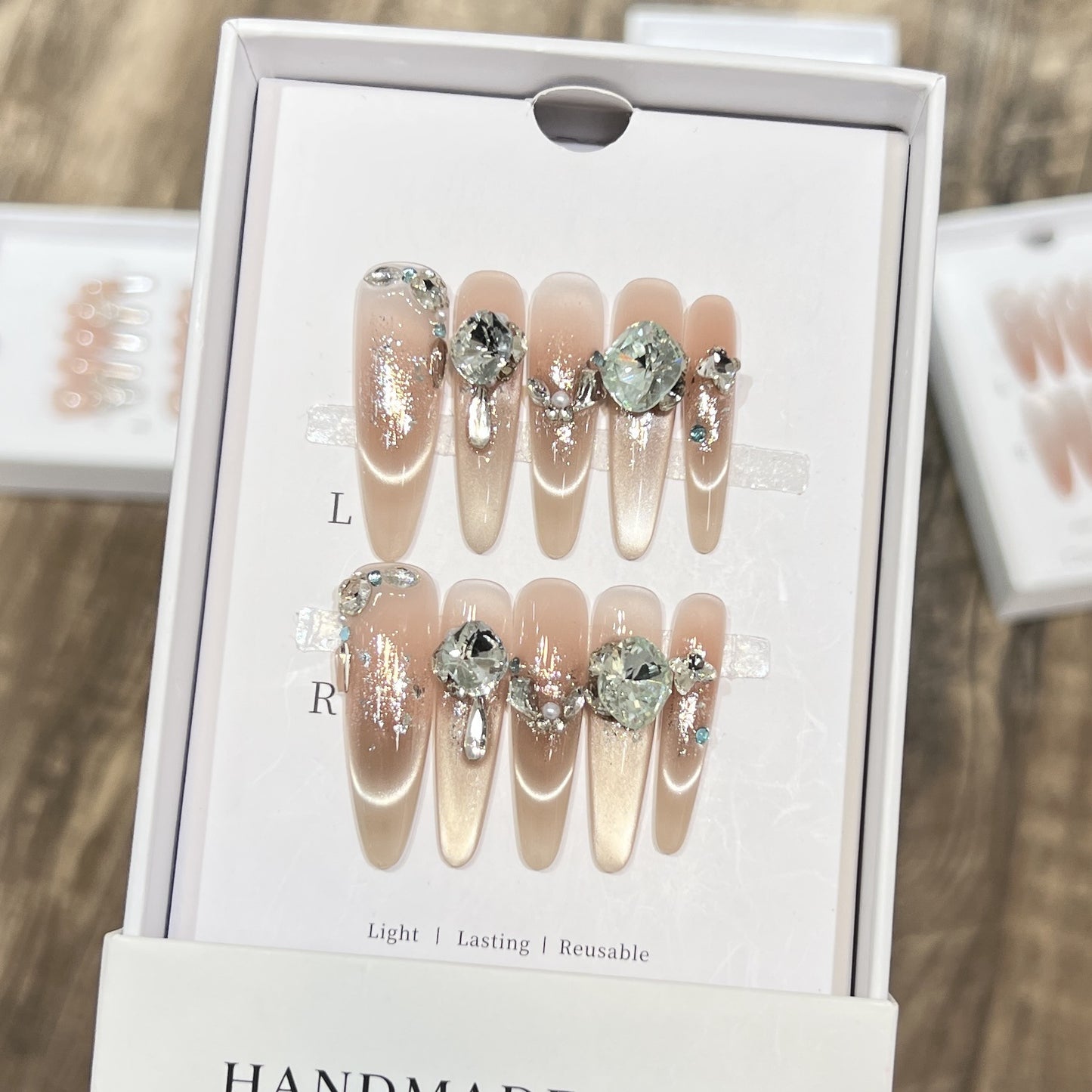 Glamouröse Stiletto Press-On Nagelspitzen mit Kristallverzierungen Brehn