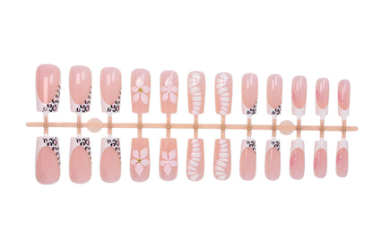 Elegantes Kunstnagelset mit floralen und tierischen Akzenten Brehn