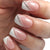 Elegante French Tip Aufklebenägel mit funkelnden Akzenten Brehn