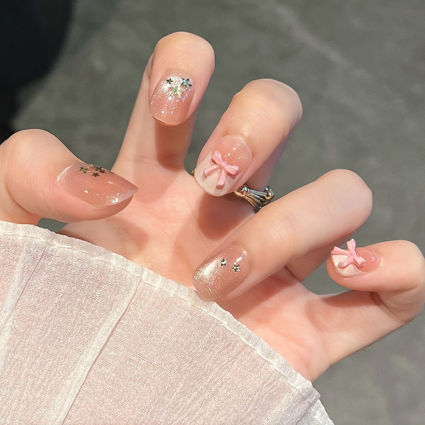 Dekorative Press-On Nagelkunst mit floralen Designs Brehn