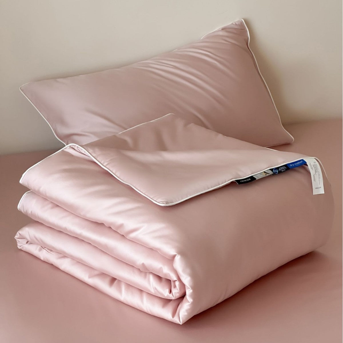 Elegante gesteppte Bettüberwurf-Garnitur aus Satin mit Paspelrand und Zierknöpfen Brehn