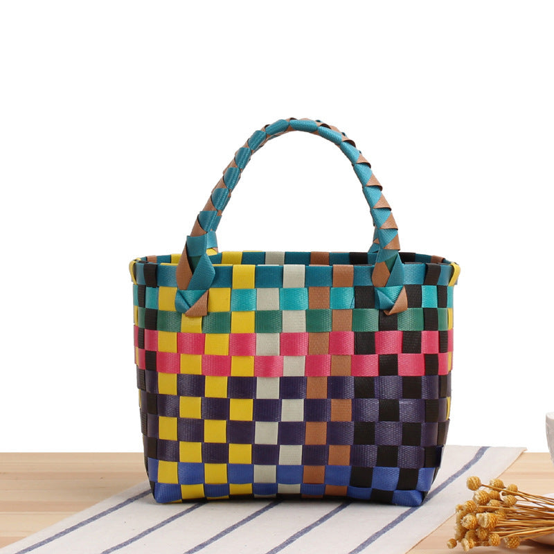 Handtasche Aus Geflochtenem Material mit Stilvollem Karomuster Brehn