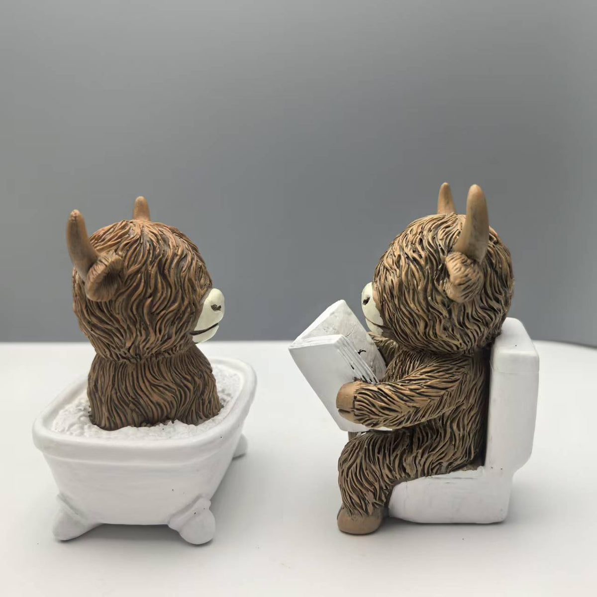 Lustige Dekofigur eines Highlandrinds in Badewanne Brehn