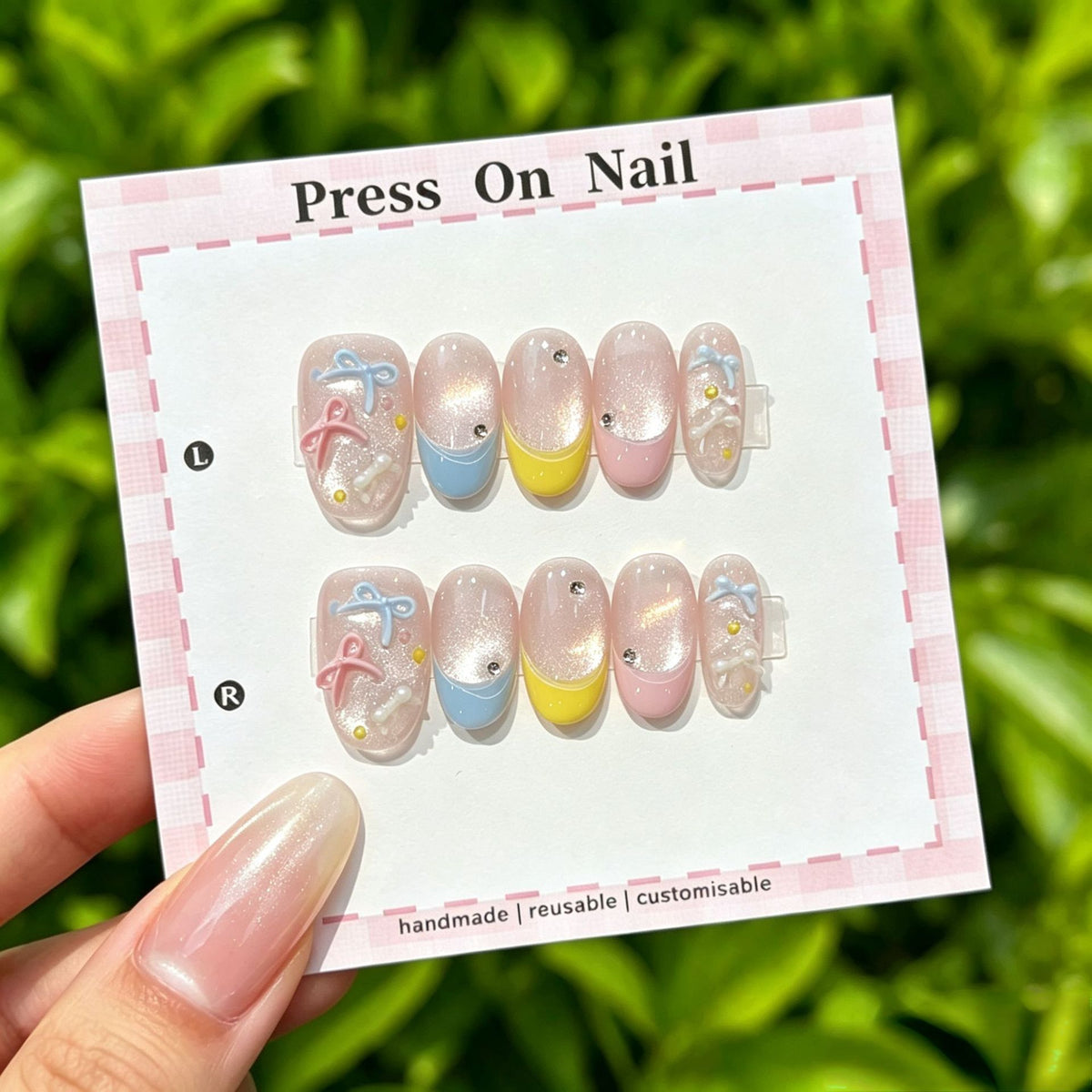 Künstlerisches Press-On Nägel Set mit tropischen und floralen Akzenten